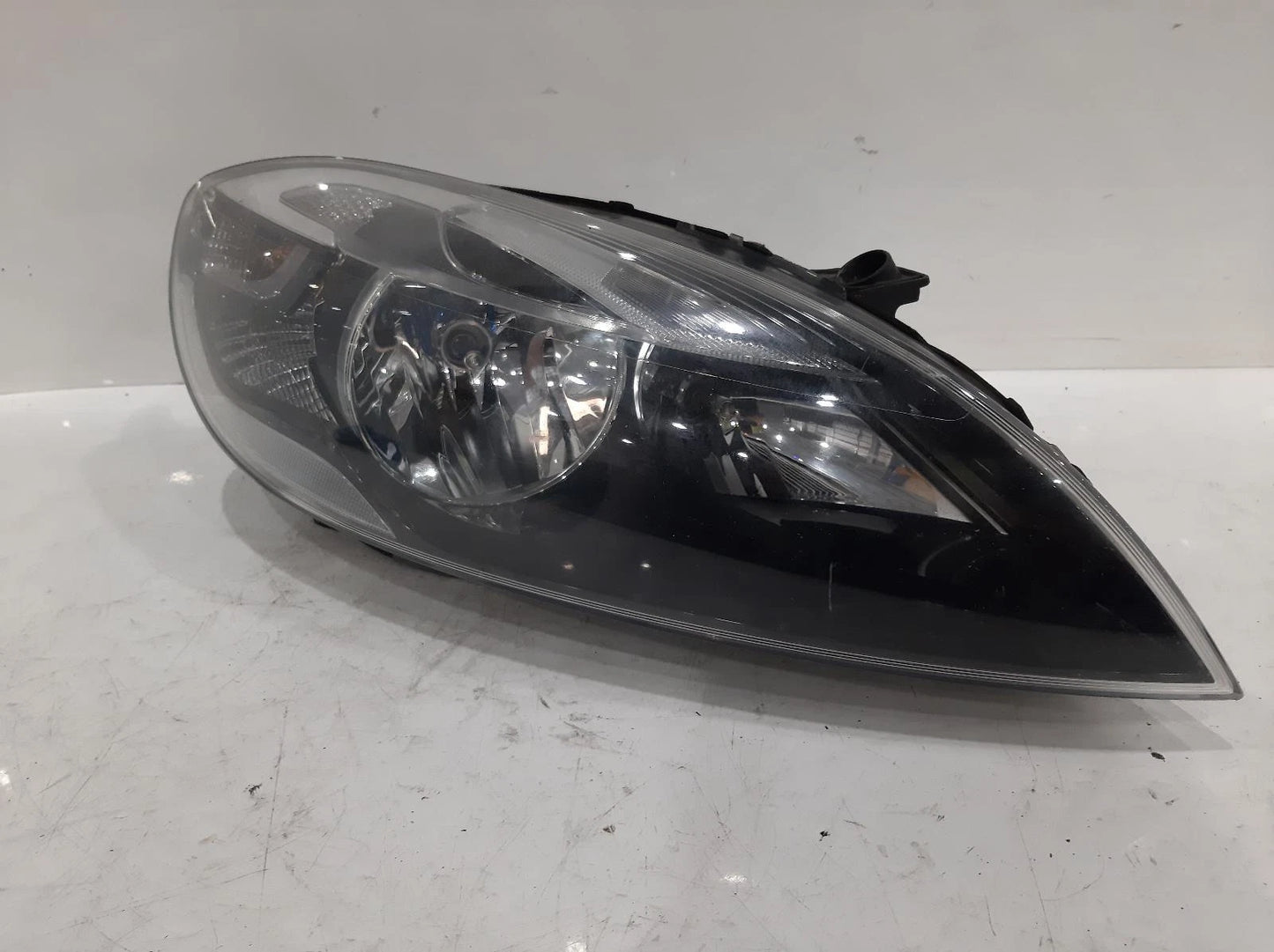 Volvo V40 Mk3 O/S Drivers Right Front Halogen Headlight Headlamp