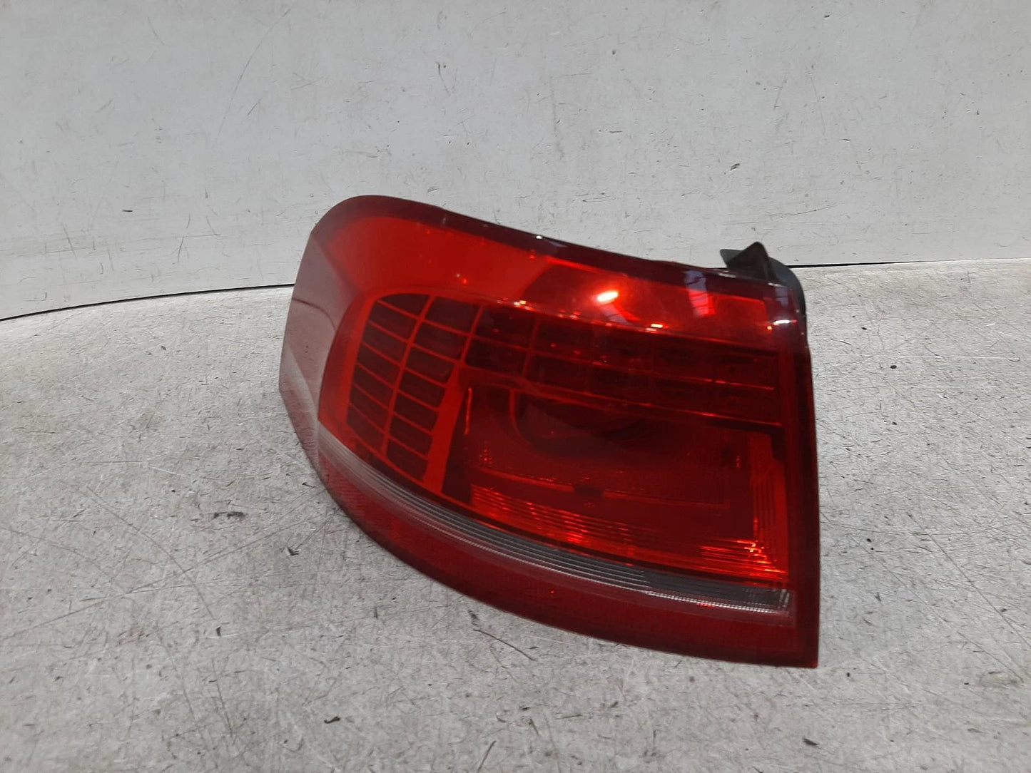 Volkswagen Passat B7 Passengers Left Rear Outer Taillight Tail Light