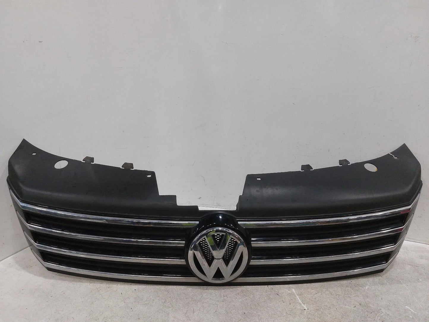 Volkswagen Passat B7 Front Centre Chrome Grille Grill