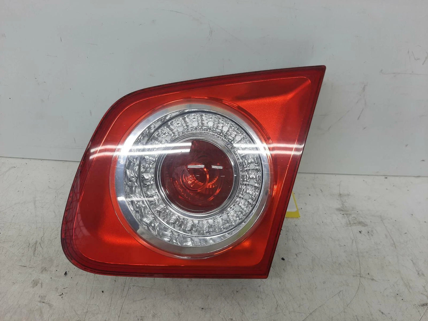 Volkswagen Jetta Drivers Right Rear Taillight Tail Light