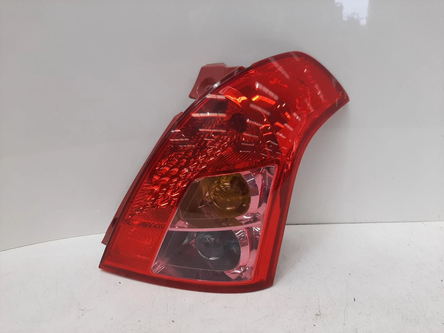 Suzuki Swift Mk3 O/S Drivers Right Rear Led Taillight Tail Light Red/Clear
