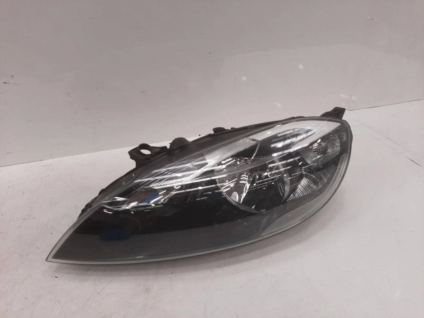 Volvo V40 Mk3 N/S Passengers Left Front Halogen Headlight Headlamp