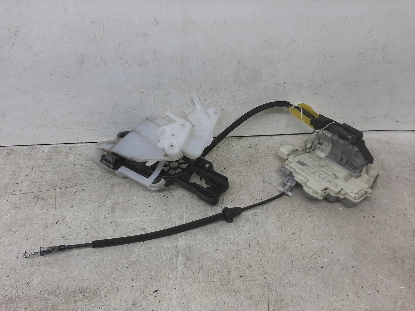 Volkswagen Passat B6 Right Front Door Lock Assembly