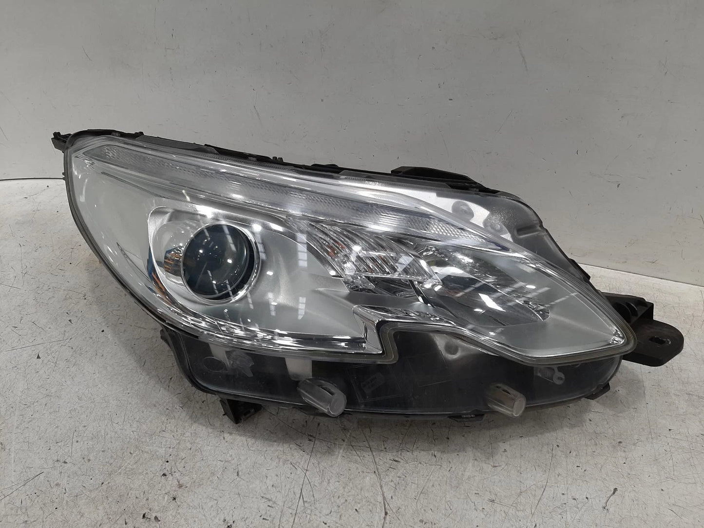 Peugeot 2008 Mk1 O/S Drivers Right Front Headlight Headlamp