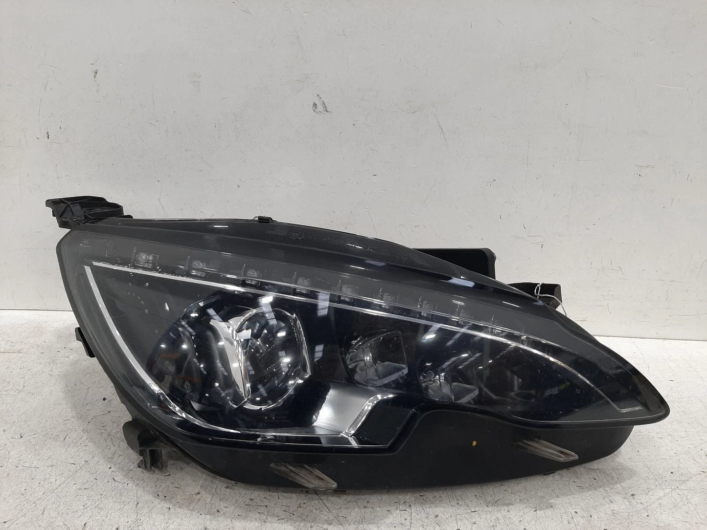 Peugeot 308 Mk2 (T9) O/S Drivers Right Front LED Headlight Headlamp