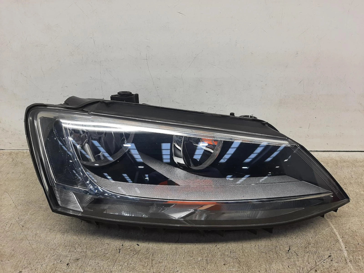 Volkswagen Jetta Mk6 O/S Drivers Right Front Halogen Headlight Headlamp
