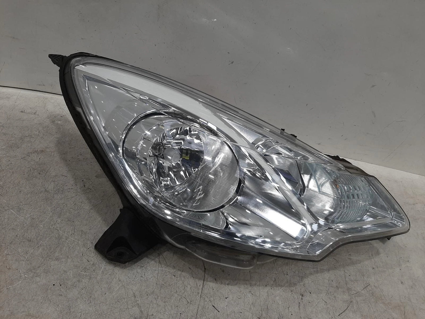 Citroen C3 Mk2 O/S Drivers Right Front Halogen Headlight Headlamp
