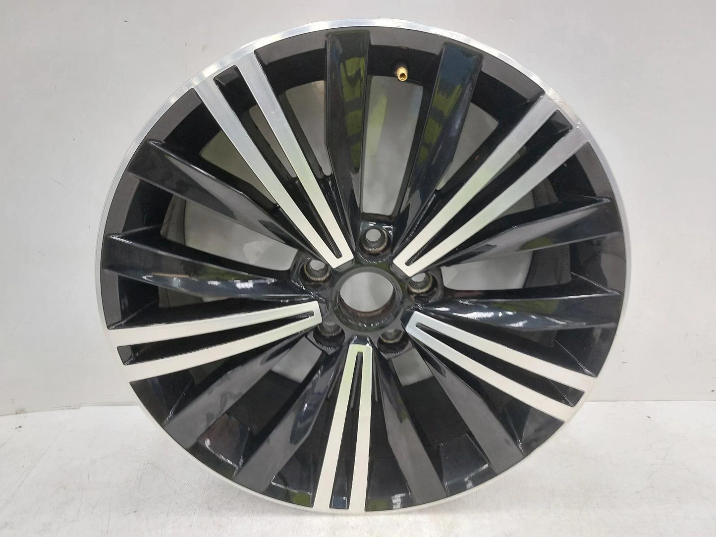 Volkswagen Tiguan Mk2 Alloy Wheel 7jx18 5na601025c