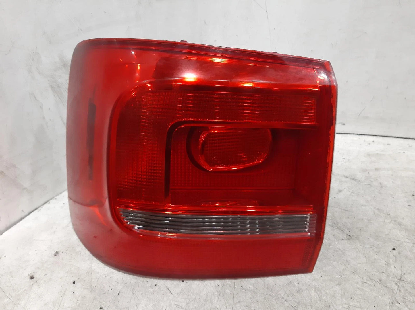 Volkswagen Touran Mk1 N/S Passengers Left Rear Outer Taillight Tail Light