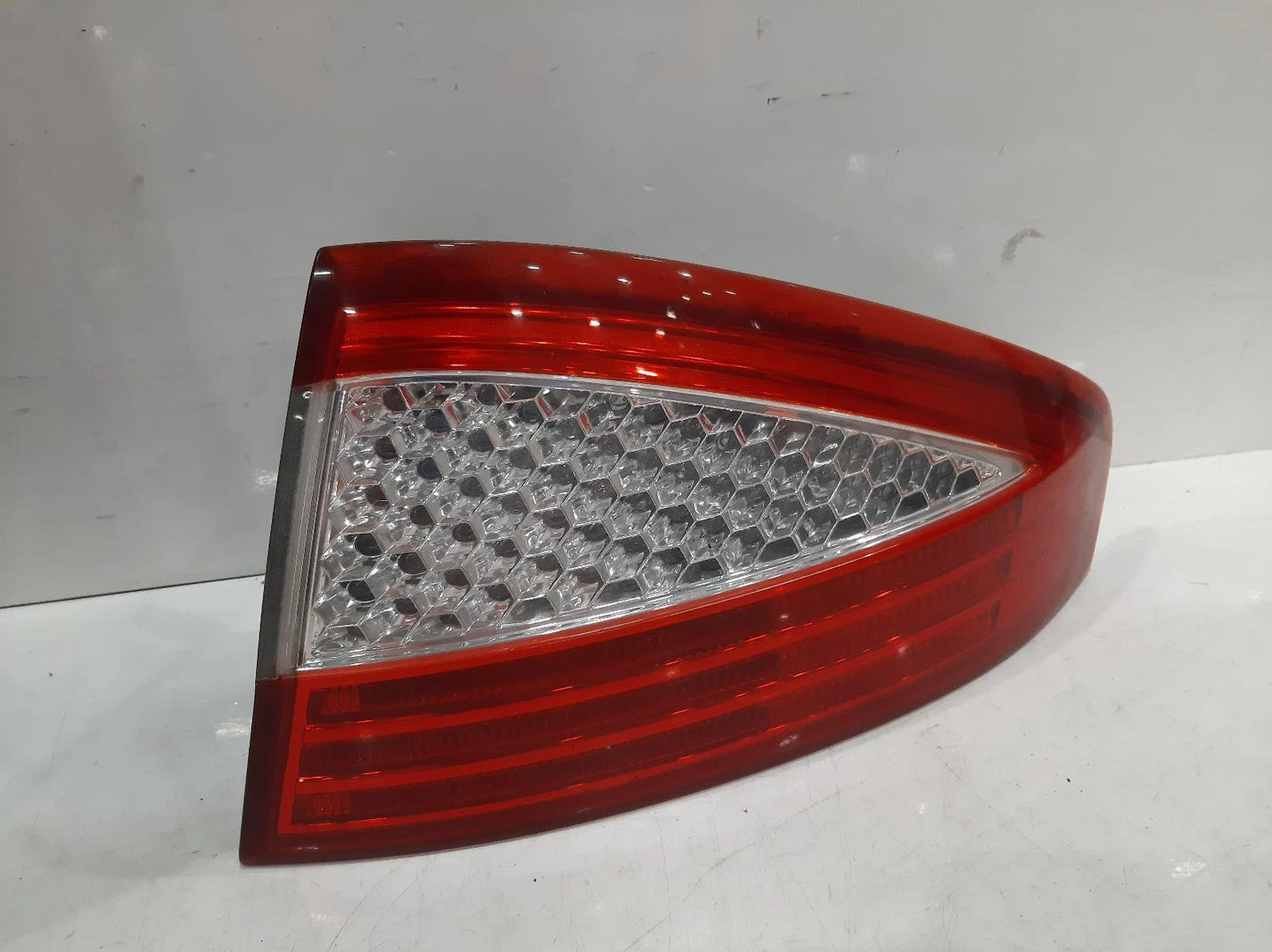 Ford Mondeo Mk4 O/S Drivers Right Rear Outer Taillight Tail Light