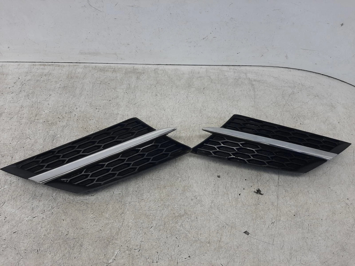 Toyota Rav Mk4 (XA40) Front Centre Upper Grille Grill