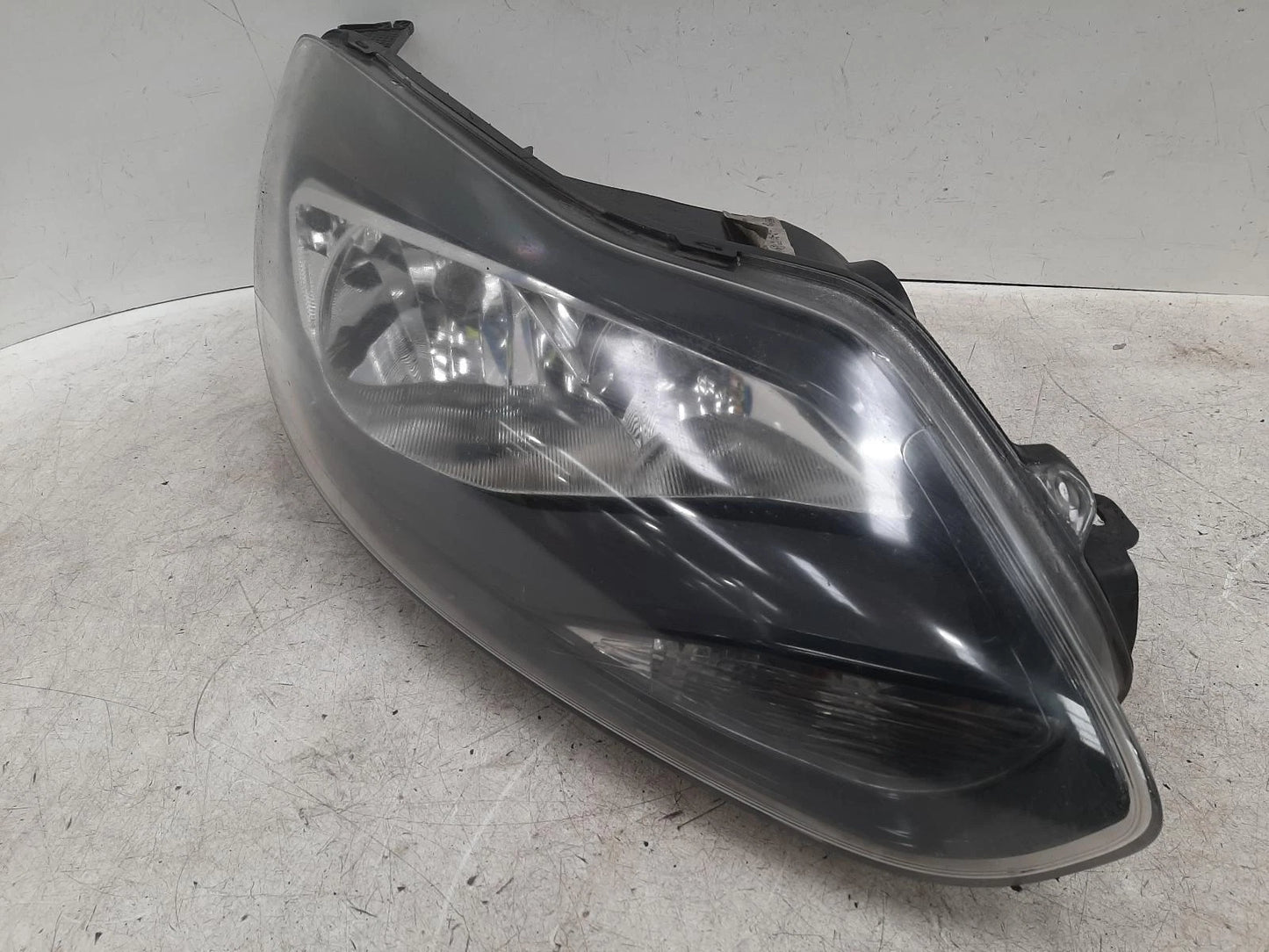 Ford Focus Mk3 O/S Drivers Right Front Halogen Headlight Headlamp