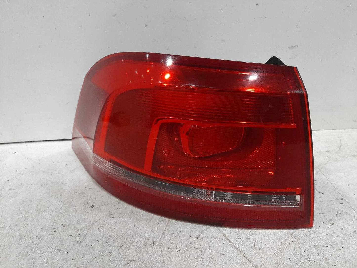Volkswagen Passat B7 Passengers Left Rear Outer Taillight Tail Light