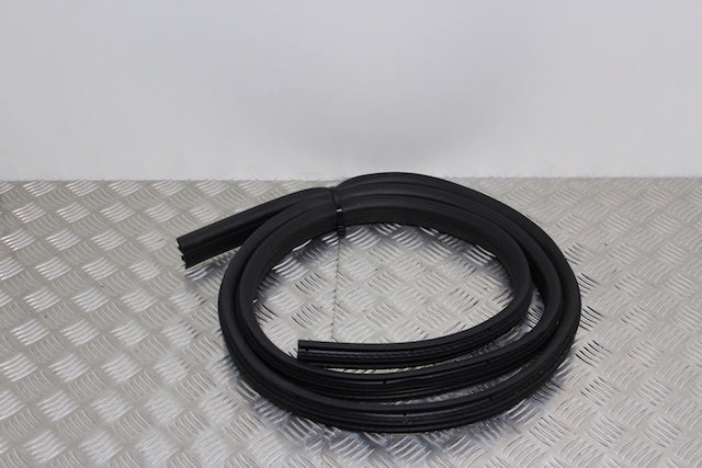 Ford Focus Windscreen Moulding R