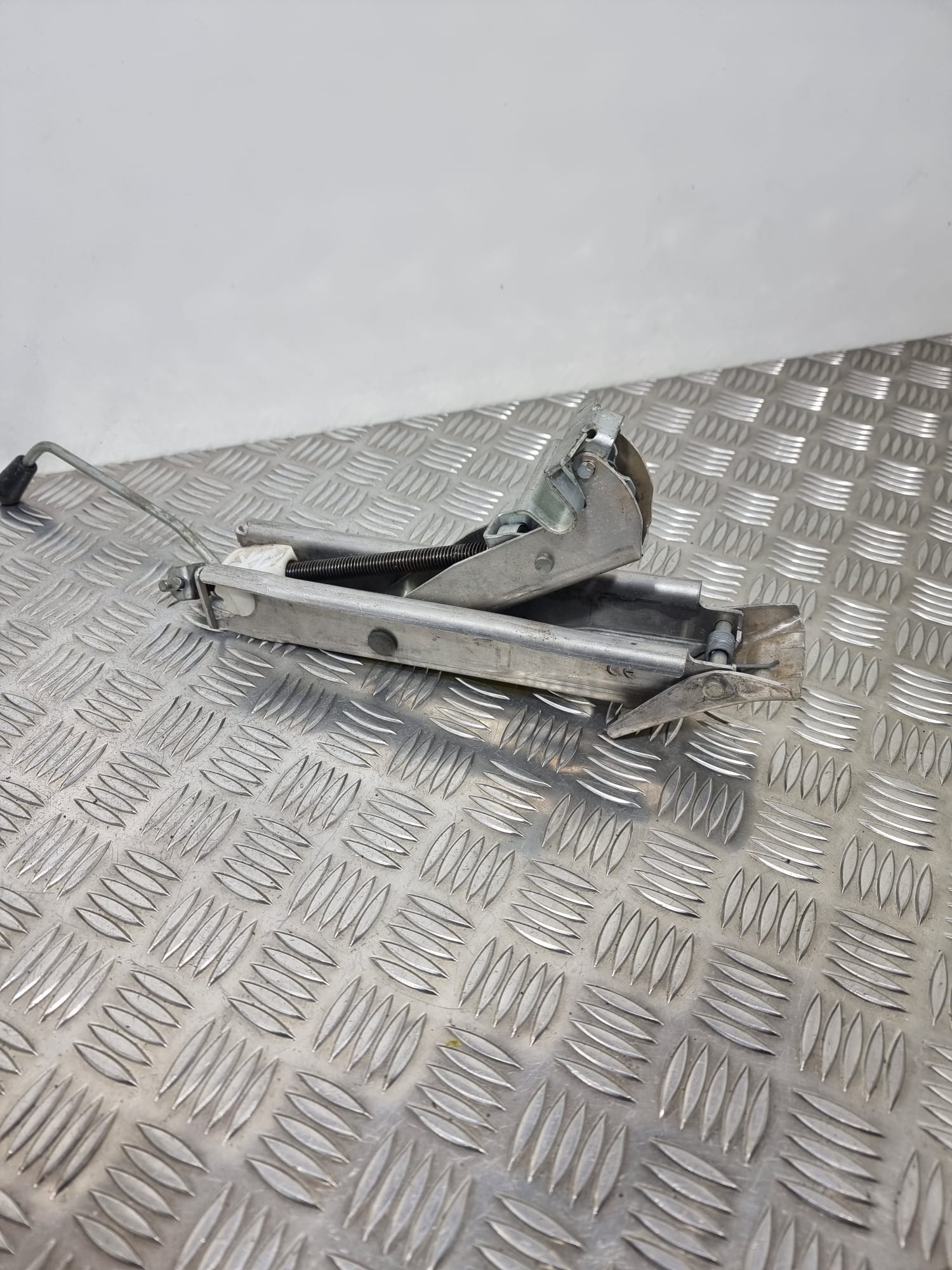Volkswagen Golf Spare Wheel Jack Set (2011)
