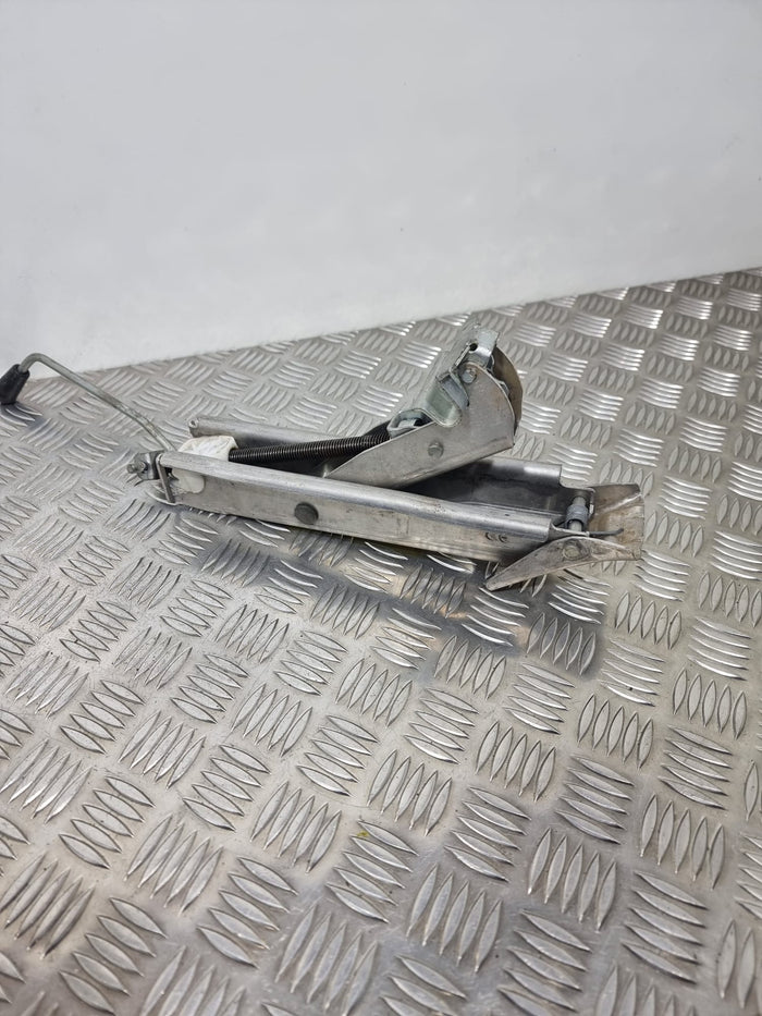Volkswagen Golf Spare Wheel Jack Set (2011)