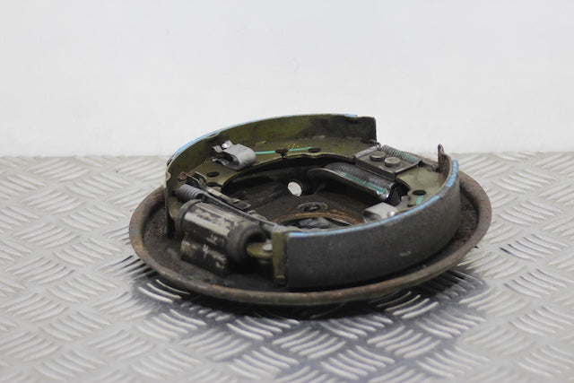 Toyota Yaris plato de freno con zapatas y cilindro trasero derecho 2012