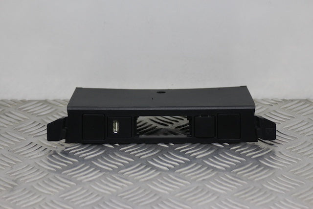 Toyota Yaris USB Socket Connector No1