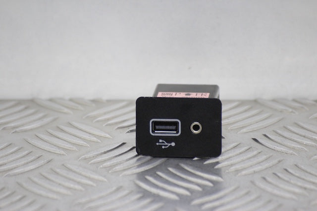 Nissan Juke USB Socket Connector No1