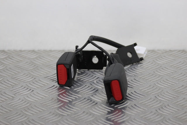 Hyundai i20 Seat Belt Buckle Lock Centre Rear (2023) - Part photo