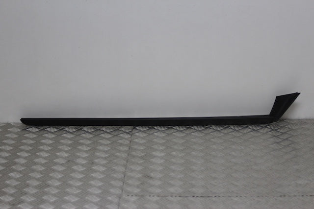 Hyundai i20 Windscreen Moulding R (2023) - Part photo
