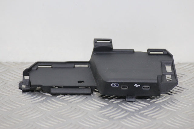 Toyota Yaris USB Socket Connector No1