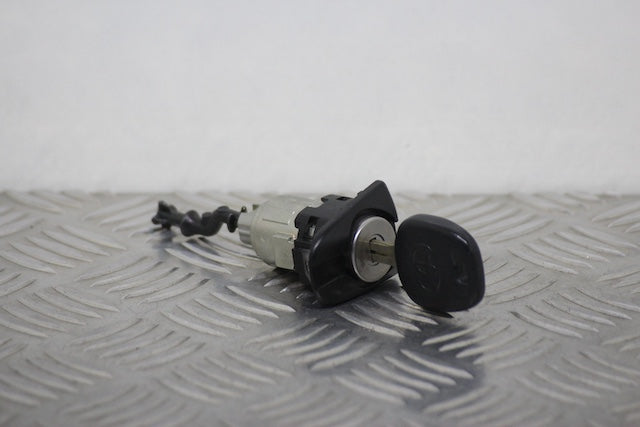 Toyota Yaris Door Lock Barrel with Key Front Drivers Side