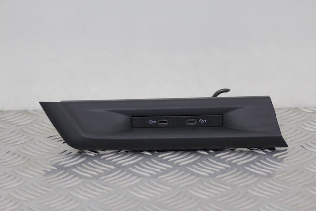 Volkswagen Golf USB Socket Connector No1 (2022)