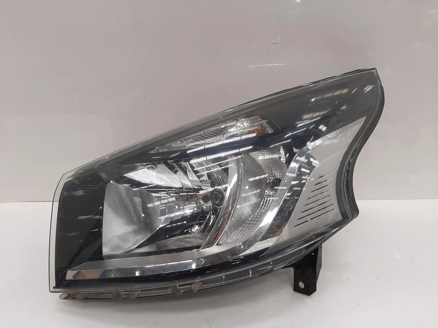 Renault Trafic Iii Passengers Left Front Halogen Headlight Headlamp 