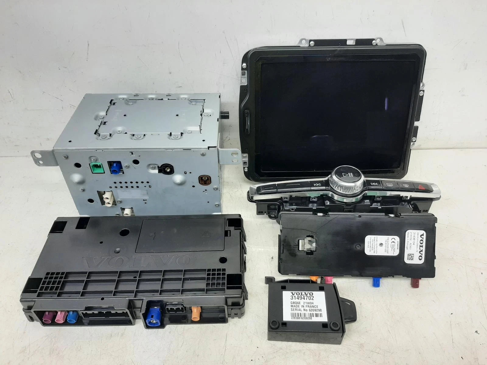 Volvo V90 Oe Sat Nav with ariel, control panel, screen 