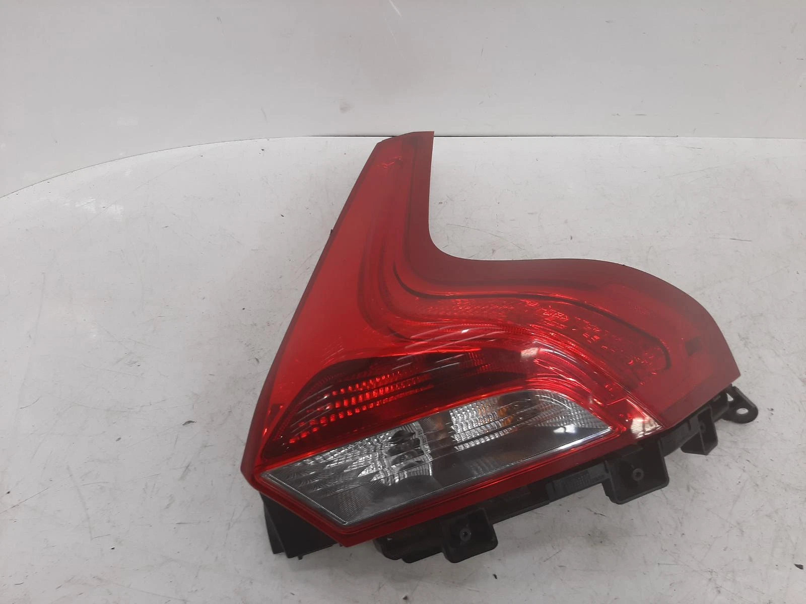 Volvo V40 Mk3 O/S Drivers Right Rear Outer Bulb Taillight Tail Light 