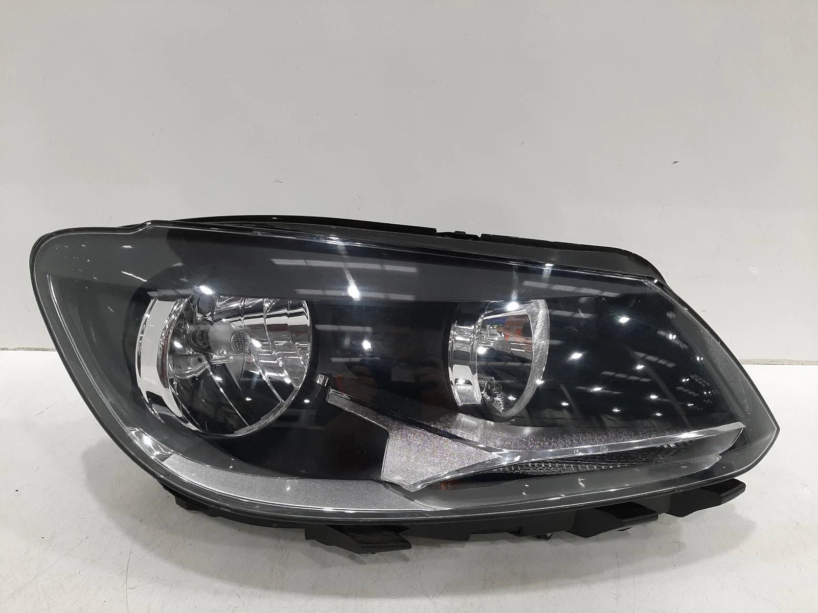 Volkswagen Touran Mk1 O/S Right Front Headlight Headlamp 