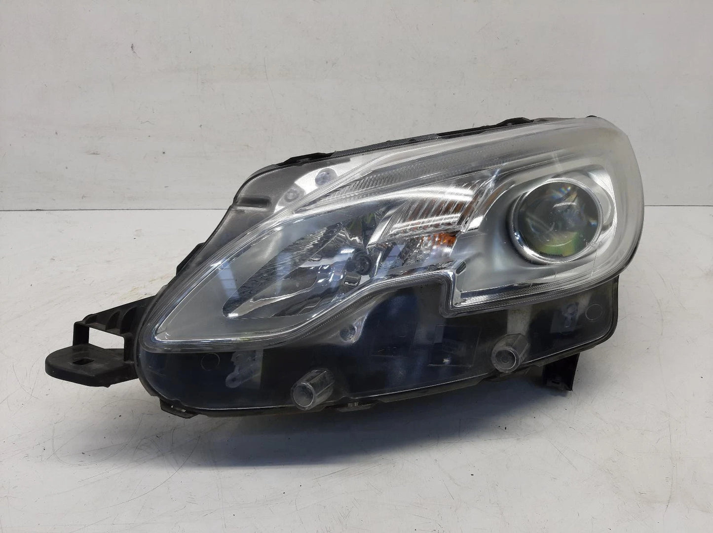 Peugeot 2008 Mk1 N/S Passengers Left Front Halogen Headlight Headlamp 