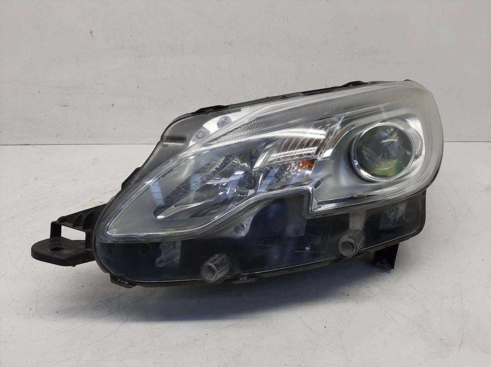 Peugeot 2008 Mk1 N/S Passengers Left Front Halogen Headlight Headlamp 