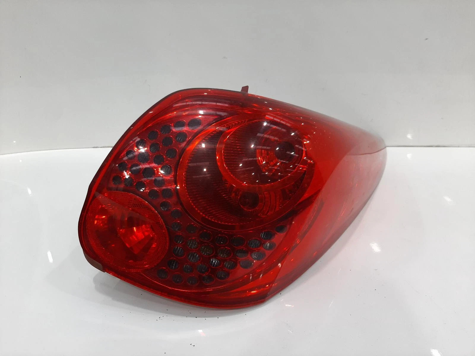 Peugeot 207 Mk1 O/S Drivers Right Rear Bulb Taillight Tail Light 