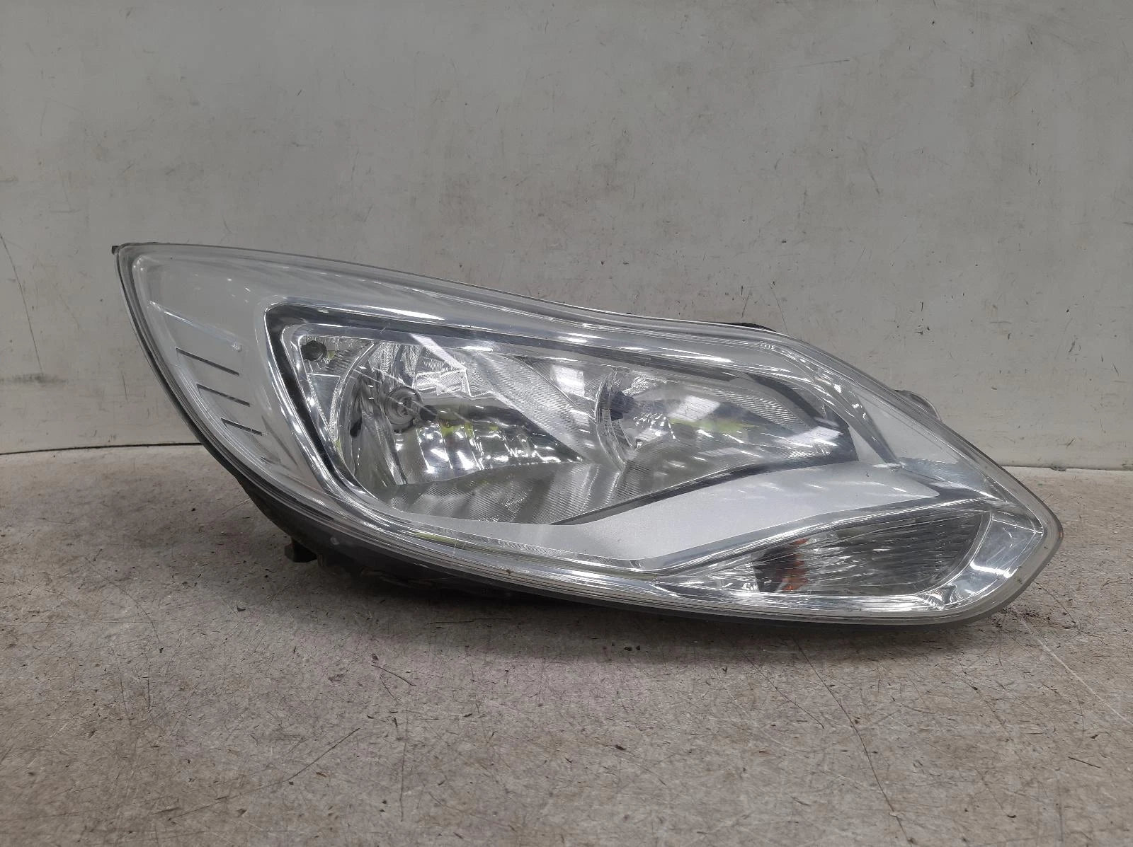 Ford Focus Mk3 O/S Drivers Right Front Halogen Headlight Headlamp 