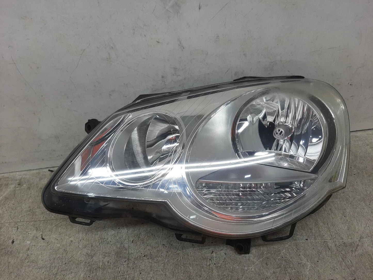 Volkswagen Polo Passengers Left Front Headlight Headlamp 