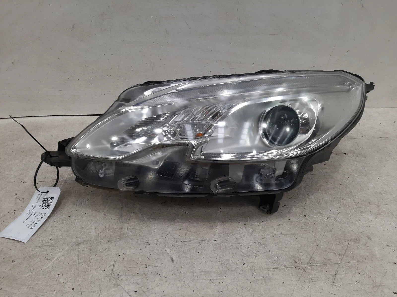 Peugeot 2008 Mk1 N/S Passengers Left Front Headlight Headlamp 