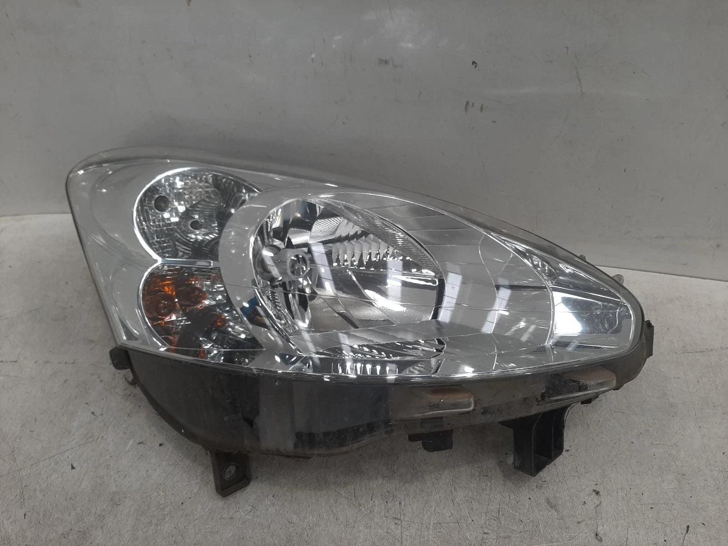 Peugeot Partner Mk2 O/S Drivers Right Front Halogen Headlight Headlamp 