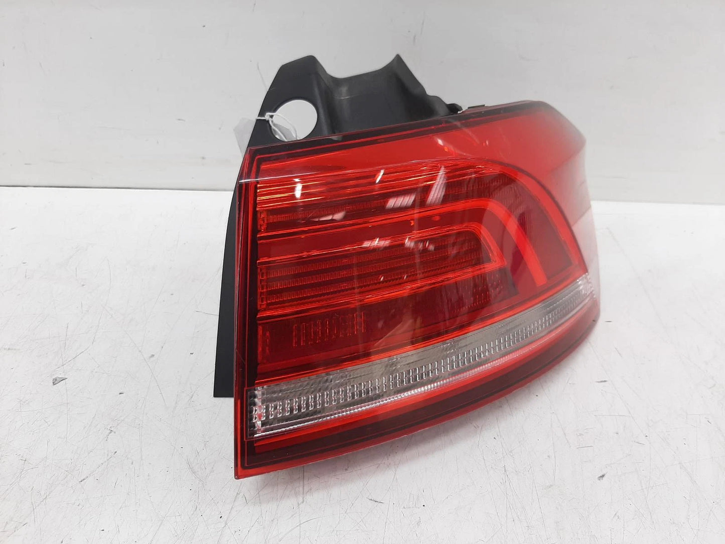 Volkswagen Passat Outer Right Rear Taillight Tail Light 
