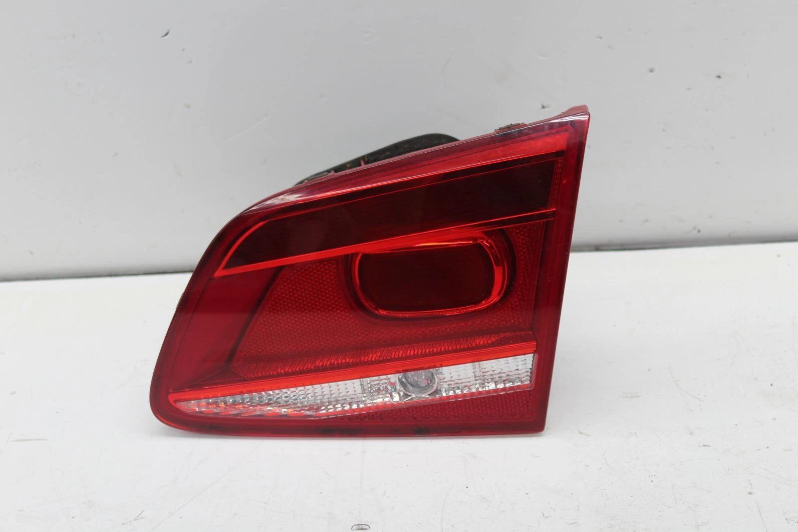 Volkswagen Passat Drivers Right Rear Taillight Tail Light,Inner 