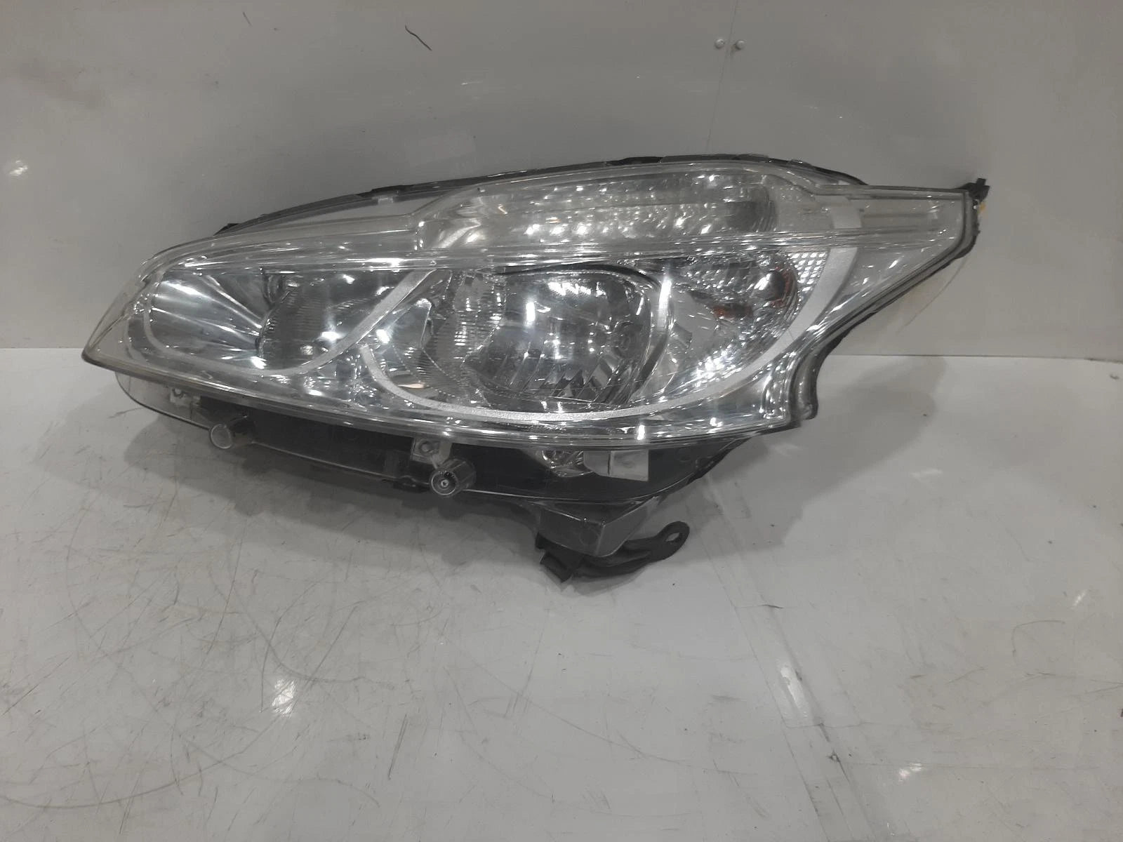 Peugeot 208 Mk1 N/S Passengers Left Front Halogen Headlight Headlamp 