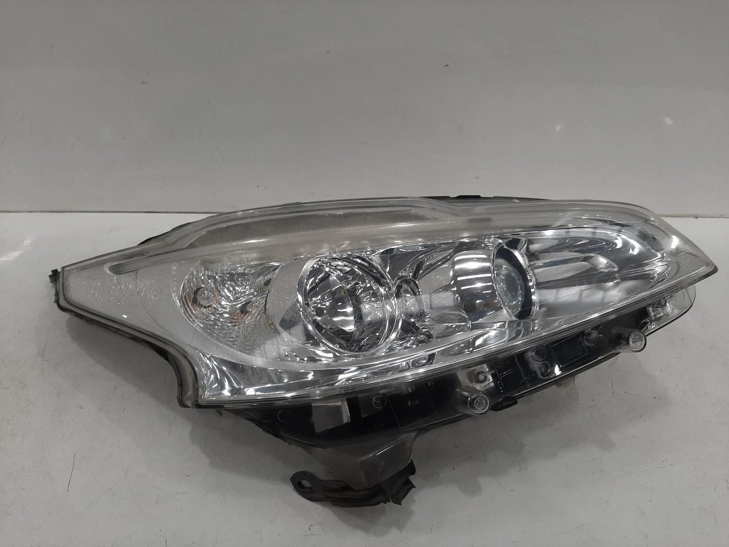 Peugeot 208 Mk1 O/S Drivers Right Front Headlight Headlamp 
