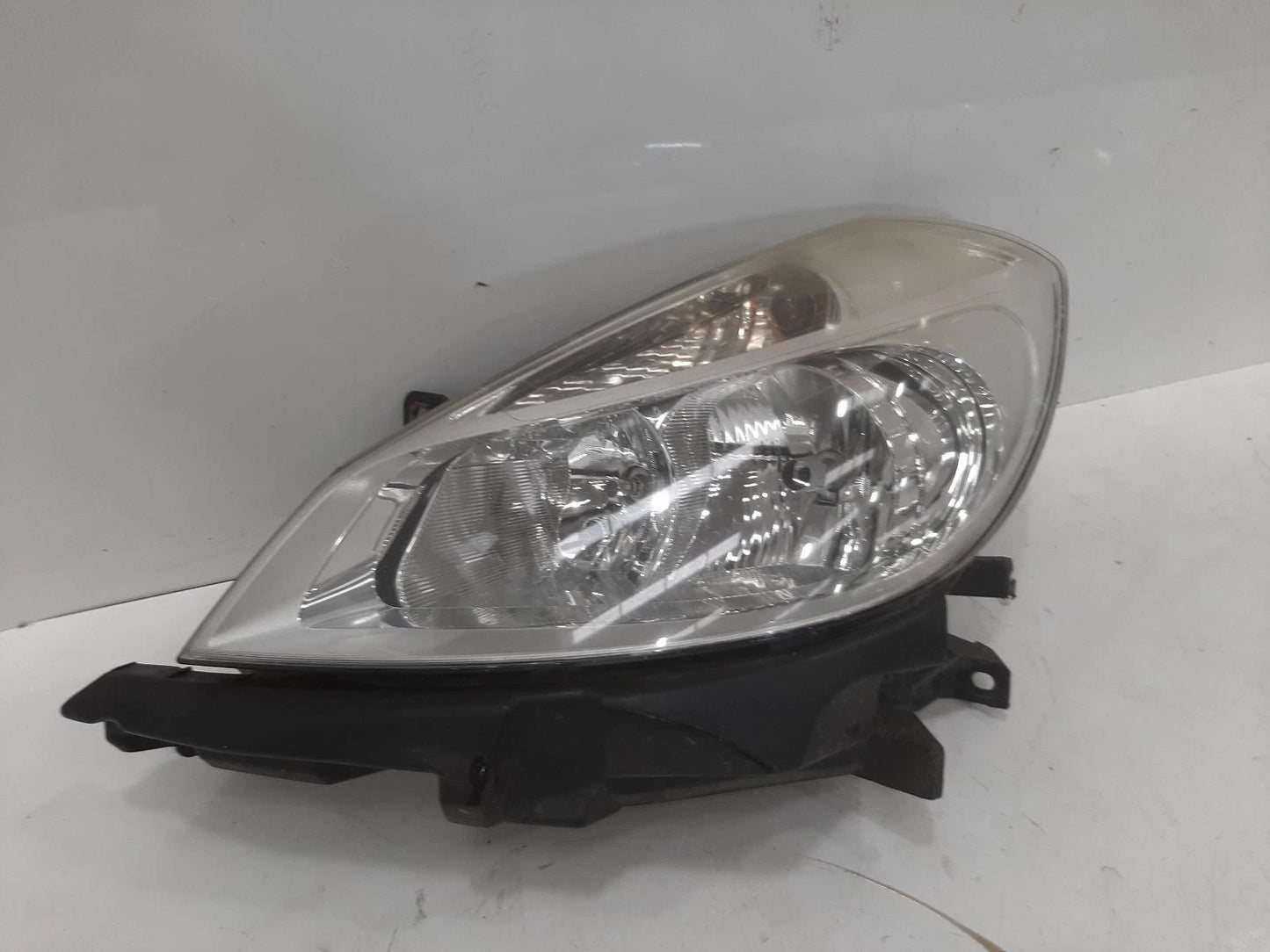 Renault Clio Iii Passengers Left Front Halogen Headlight Headlamp 