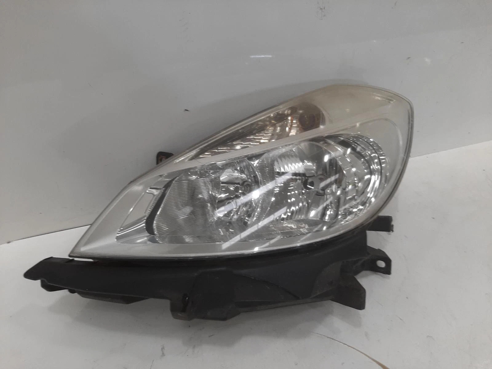 Renault Clio Iii Passengers Left Front Halogen Headlight Headlamp 