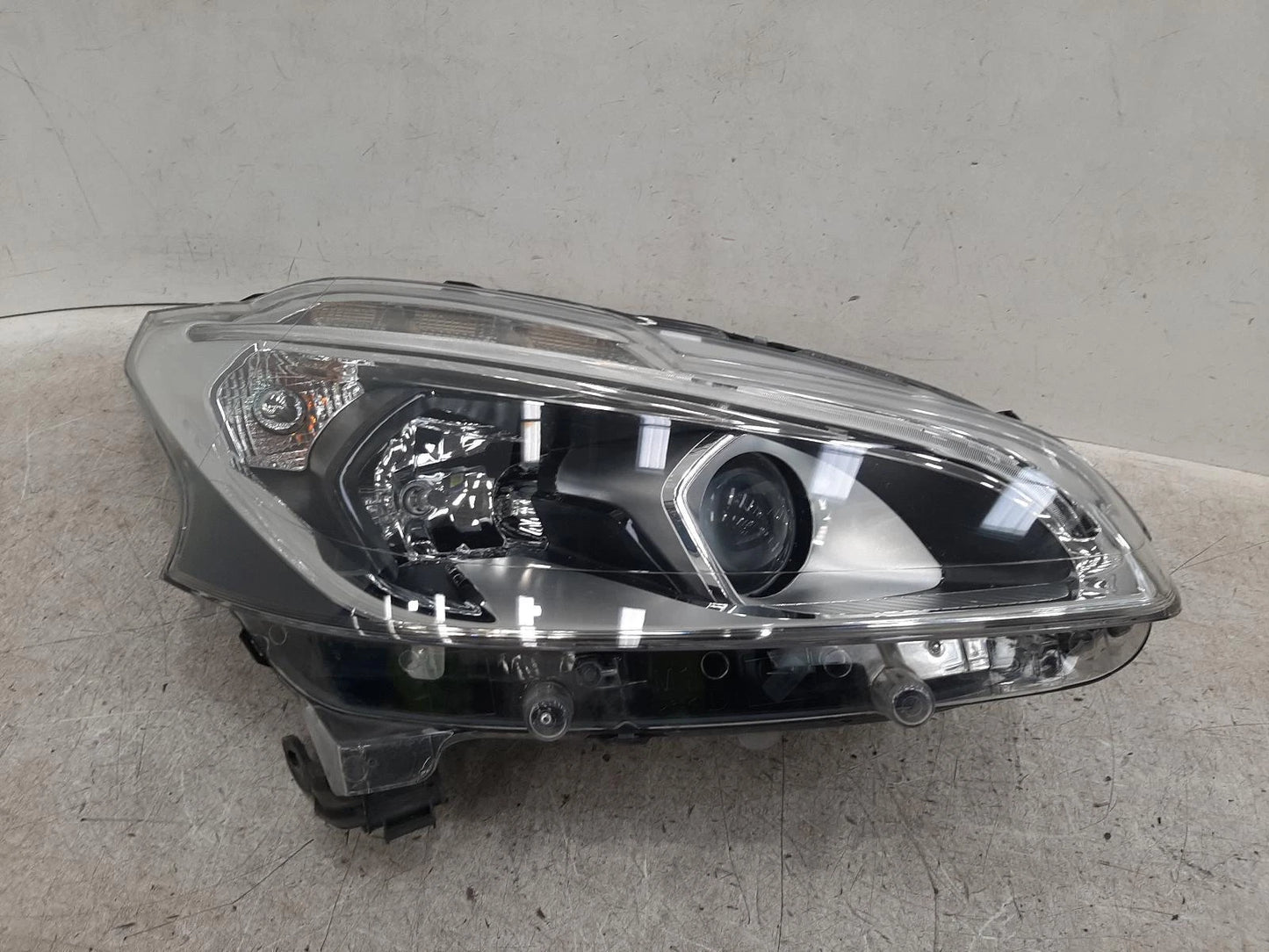 Peugeot 208 Mk1 O/S Drivers Right Front Headlight Headlamp 