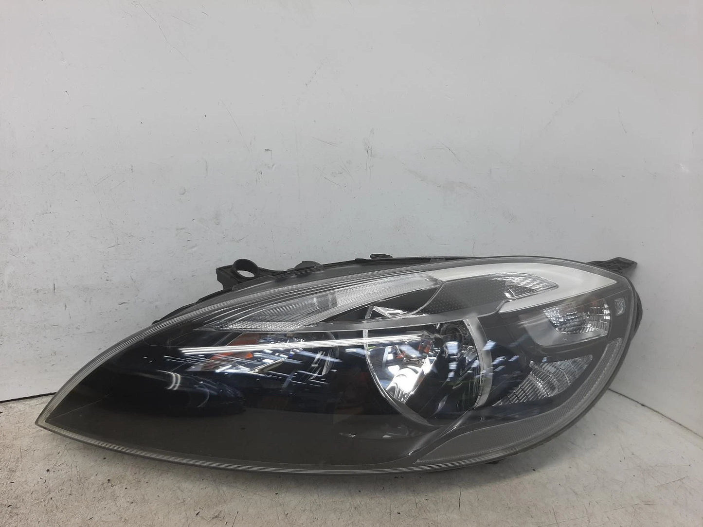 Volvo V40 Mk3 N/S Passengers Left Front Halogen Headlight Headlamp 