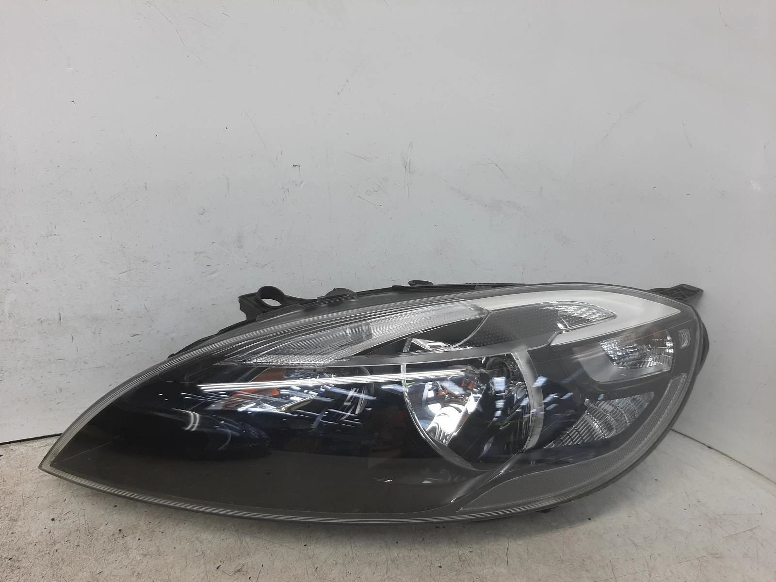 Volvo V40 Mk3 N/S Passengers Left Front Halogen Headlight Headlamp 