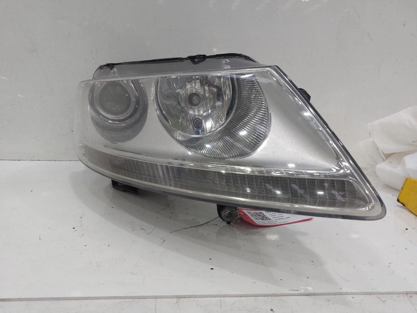 Volkswagen Phaeton Drivers Right Front Headlight Headlamp 