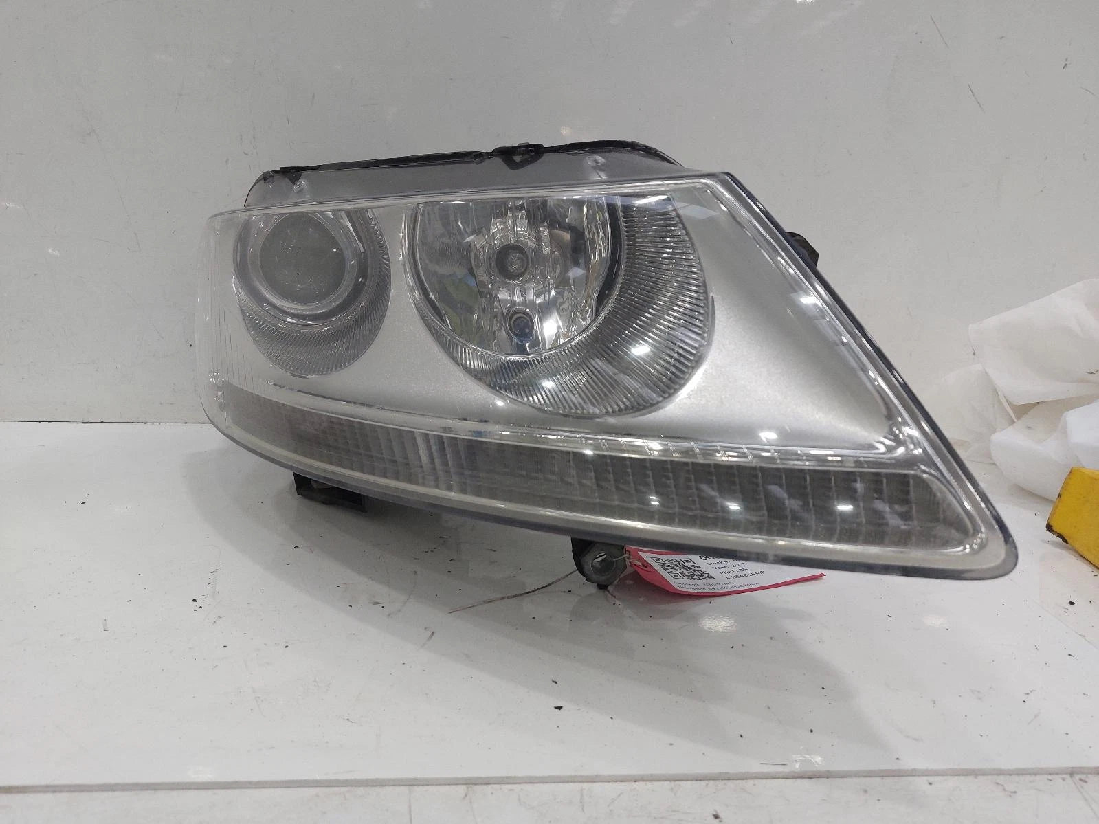 Volkswagen Phaeton Drivers Right Front Headlight Headlamp 